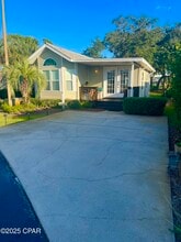 Building Photo - 1219 Thomas Dr