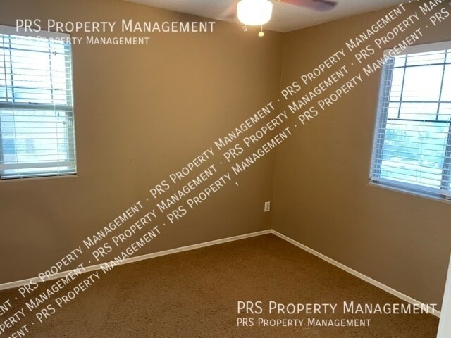 Building Photo - Just Listed !!
