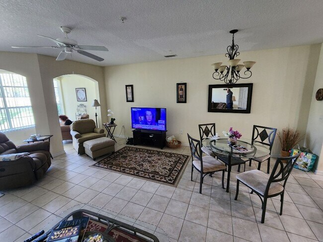 Foto del edificio - Fully Furnished 2 Bedroom 2 Bath Townhome ...