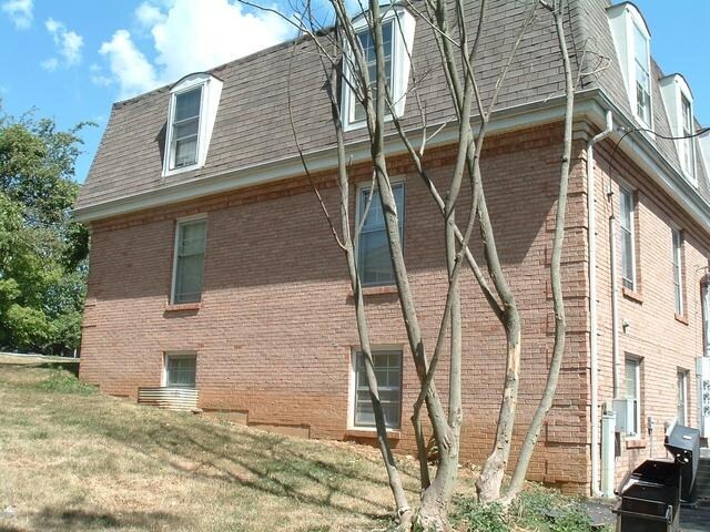 Building Photo - 905 Crosshill Dr