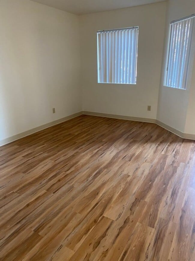 Building Photo - Oakwood Village Apartments