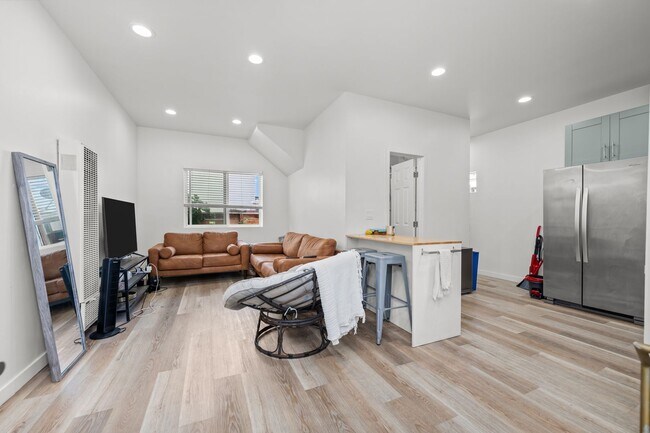 Building Photo - 5233 E Falls View Dr