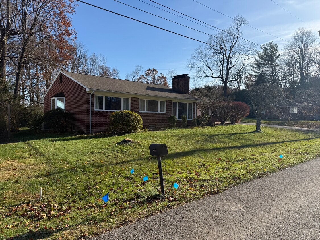 Foto principal - 1011 Woodland Dr