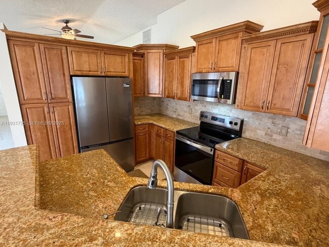 Foto del edificio - 1525 Estancia Cir