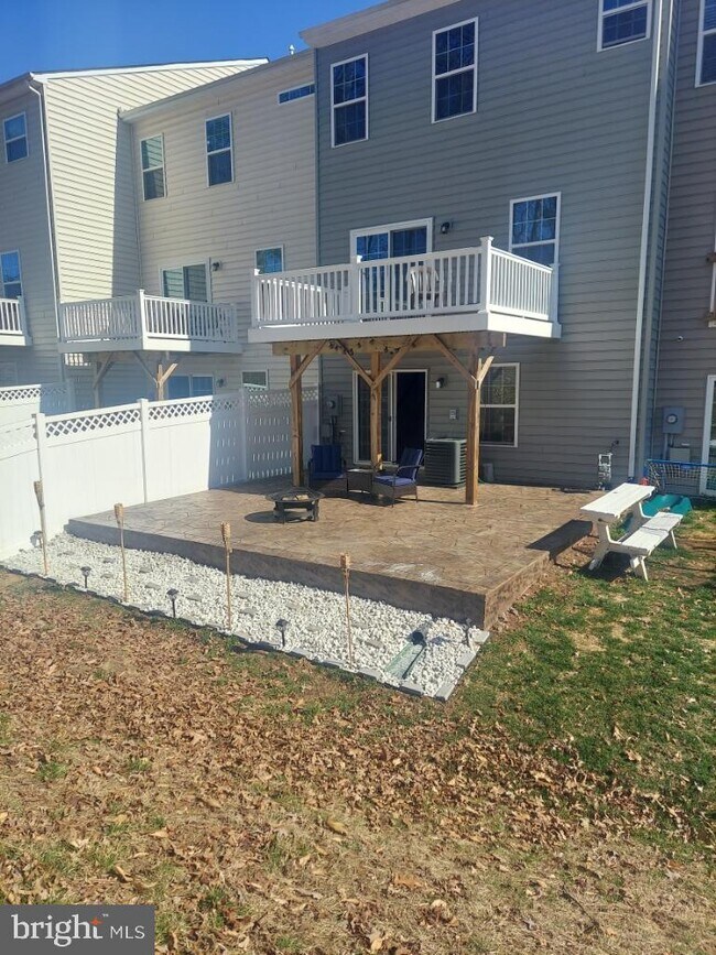 Building Photo - 318 Landing Dr
