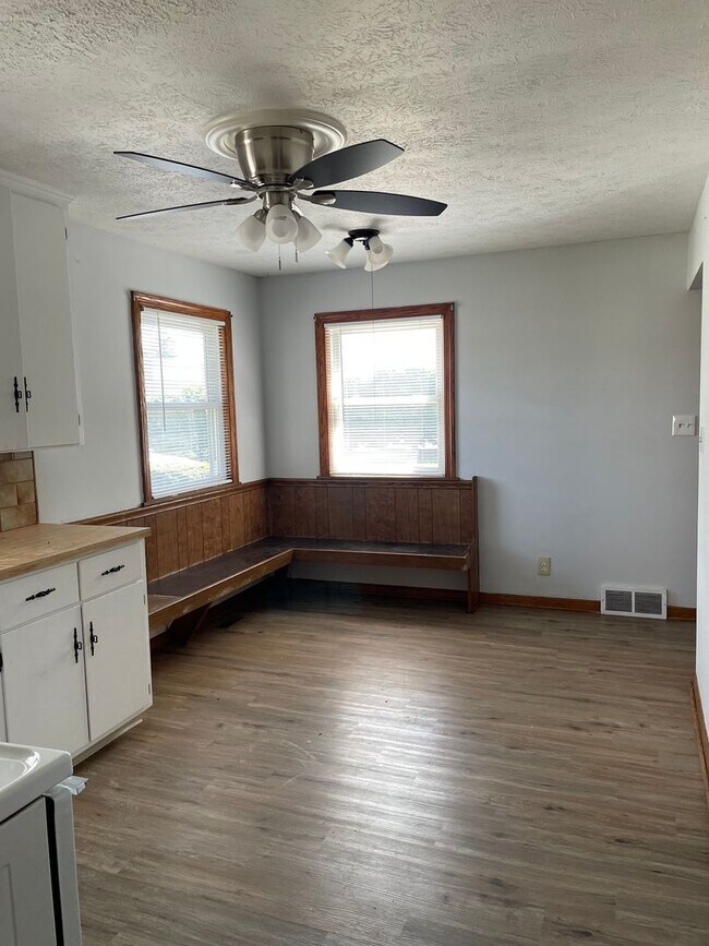 Building Photo - 518 W Maple St