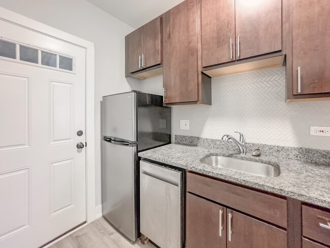 Building Photo - 706 W Brompton