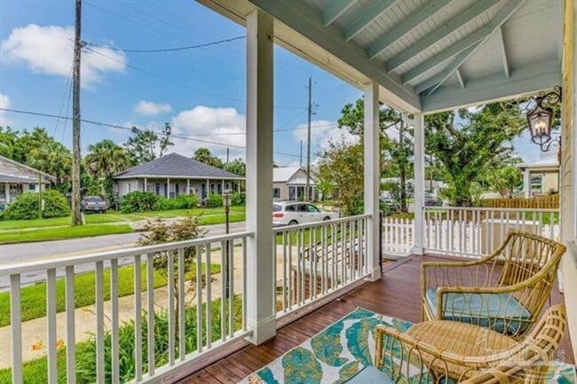 Building Photo - Beautifully renovated downstairs unit!