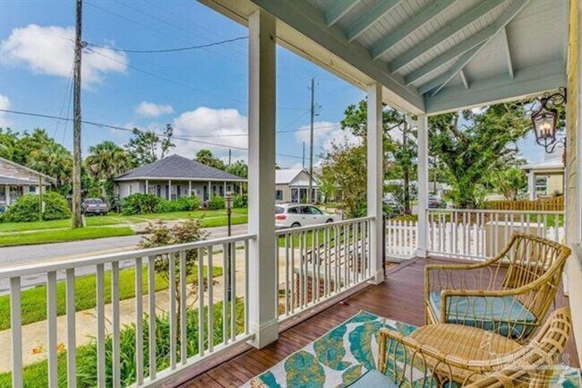 Foto del edificio - Beautifully renovated downstairs unit!