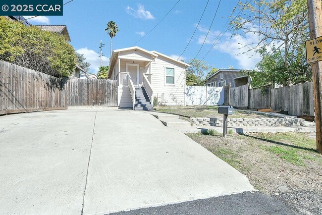 Foto del edificio - 2381 Monterey Ave