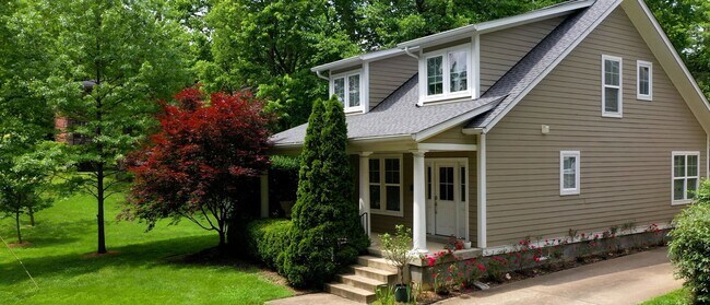 Foto del edificio - 3 Bed/4.5 Bath Crescent Hill Charmer with 2 Car Garage