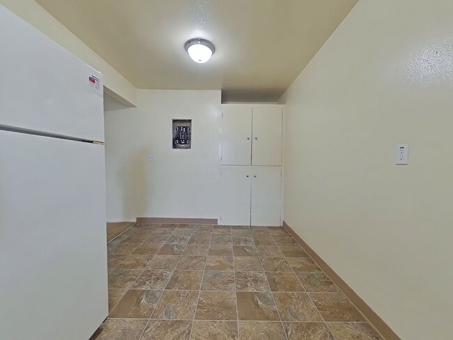 Building Photo - 2 Bedroom Apartment ~ Close to 9th Street ...