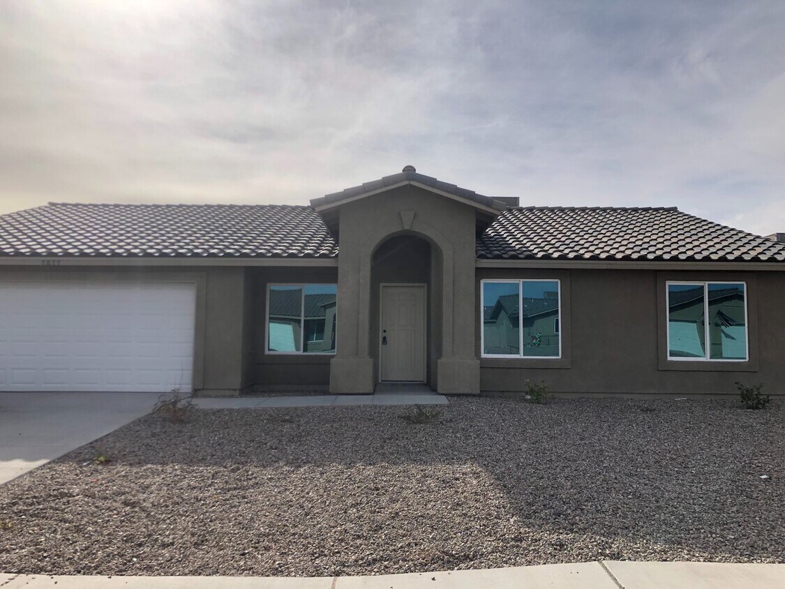 Primary Photo - Beautiful Home in Saguaro!