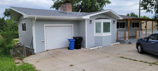 Building Photo - West side single family home