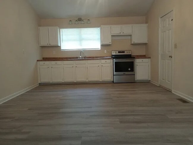 Building Photo - 3 Bedroom 2 Bathroom