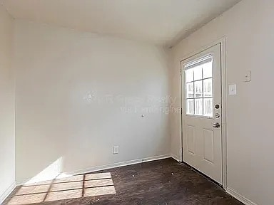 Building Photo - Room in Apartment on Shadydell Dr
