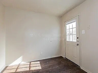 Foto del edificio - Room in Apartment on Shadydell Dr