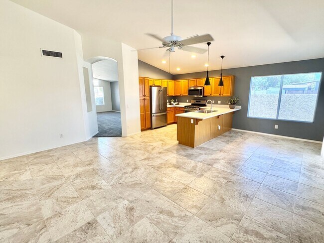 Foto del edificio - Meticulously Maintained 3 Bedroom + Den Single Level Home! Fantastic Low Backyard.