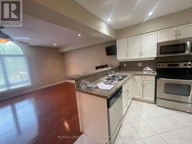 Building Photo - 165-165 Terraview Crescent