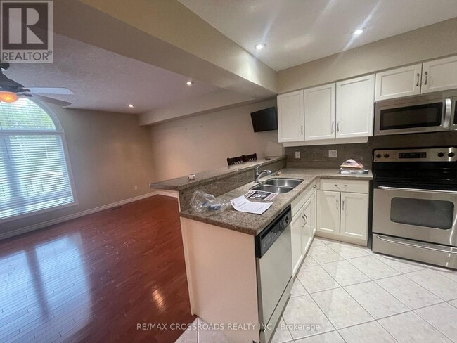 Building Photo - 165 Terraview Crescent