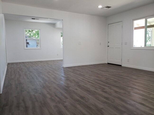 Foto del edificio - Beautifully remodeled 3+2 Ojai single fami...