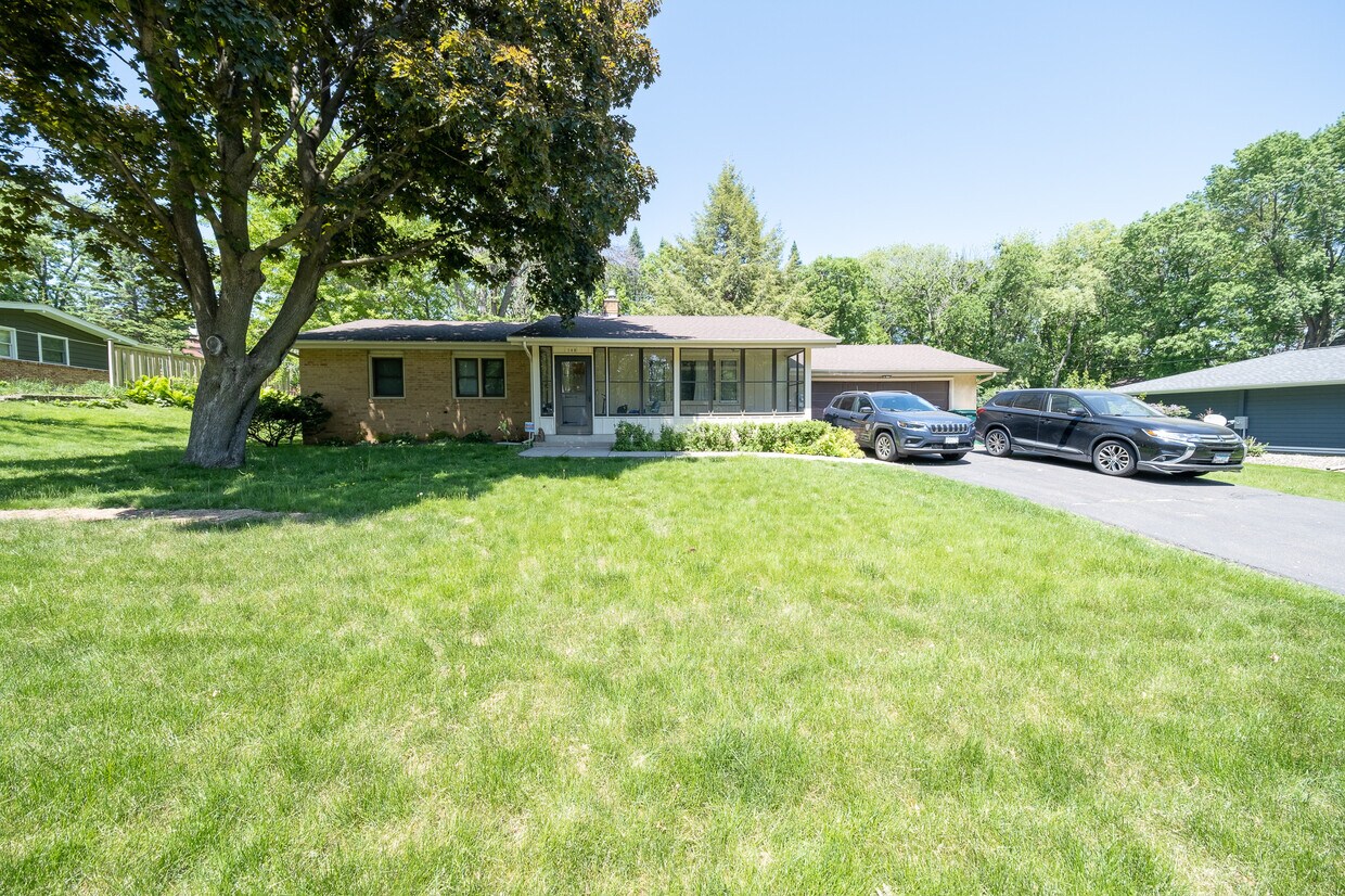 Foto principal - 140 Surrey Trail N