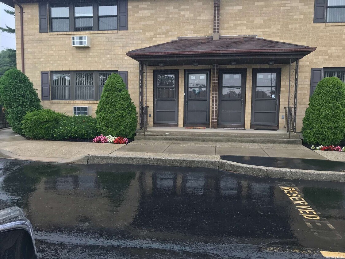 Foto del edificio - 689 Wantagh Ave