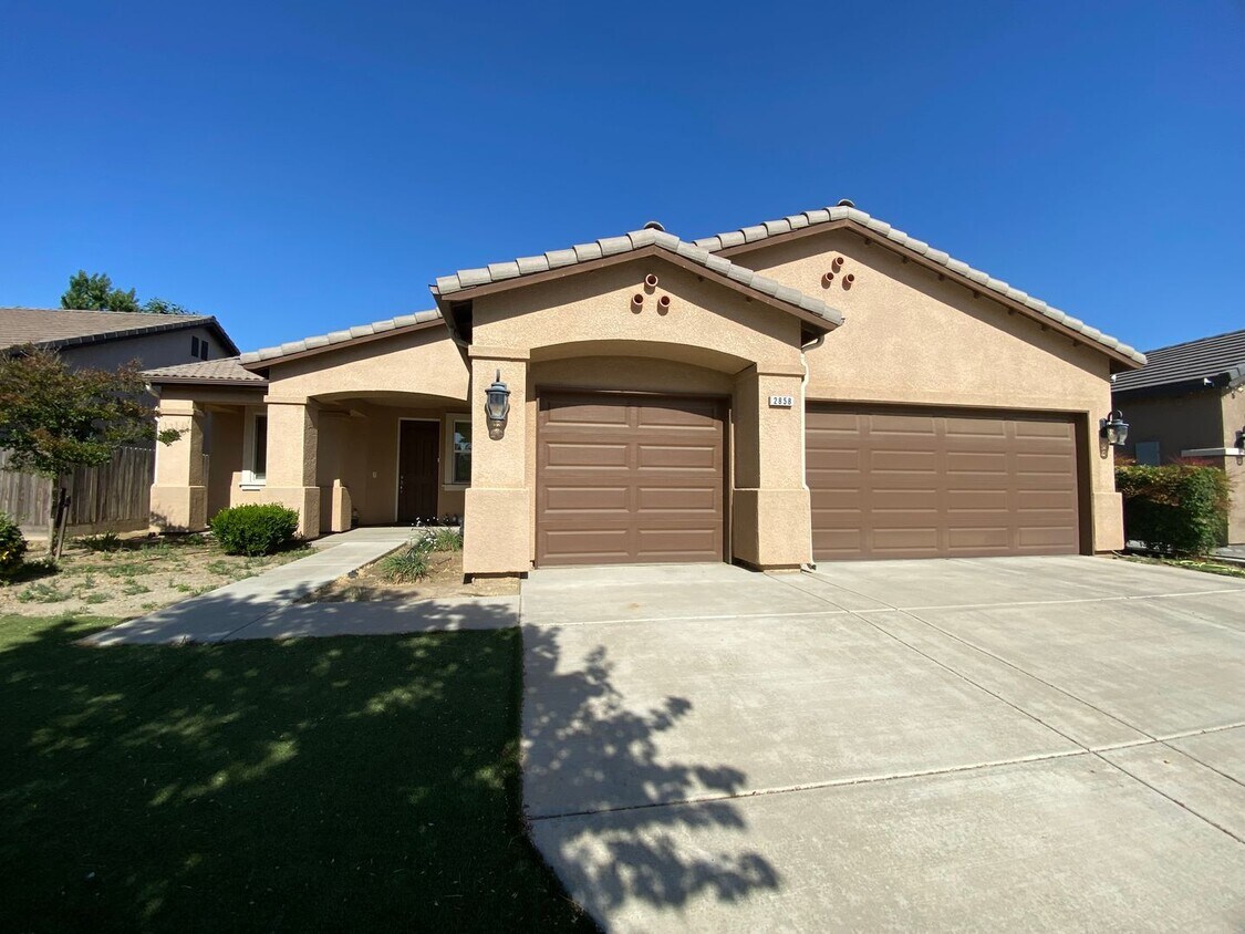 Foto principal - Beautiful Home for rent in Visalia, Ca