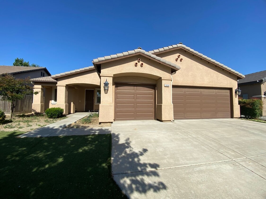 Primary Photo - Beautiful Home for rent in Visalia, Ca