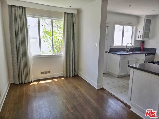 Building Photo - 138 San Vicente Blvd