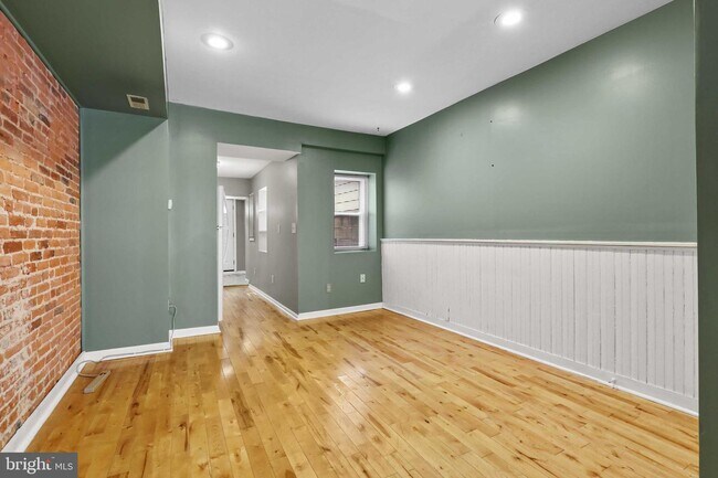 Building Photo - 516 S Rose St