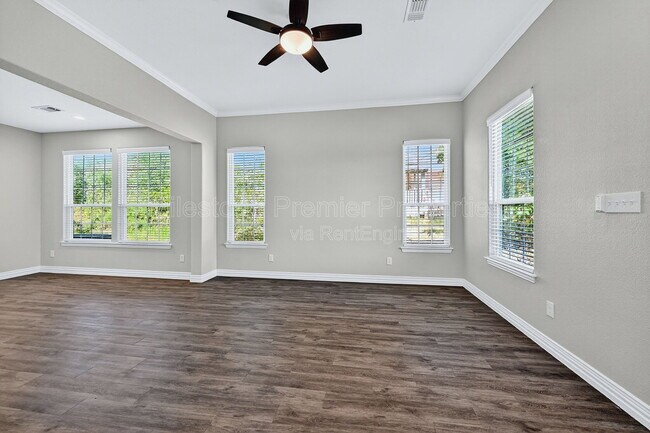 Foto del edificio - 320 W Bond St