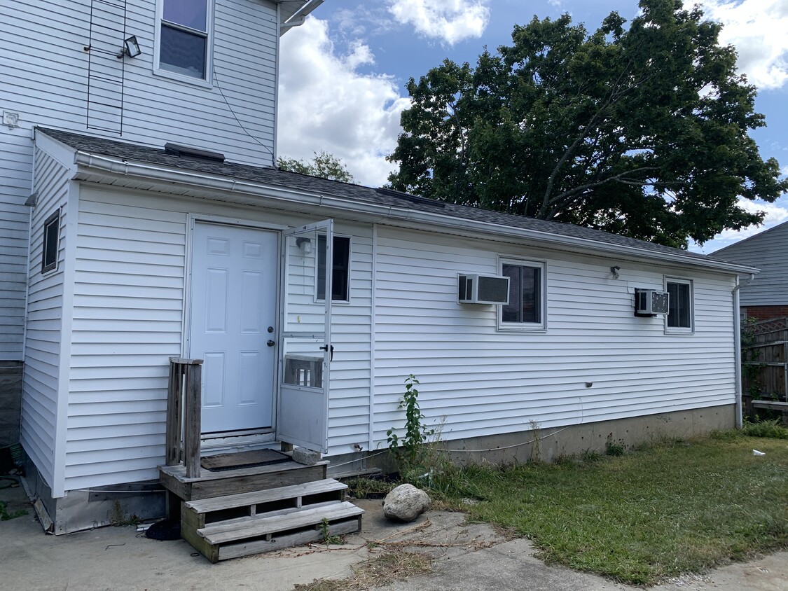 583 Laurel Hill Ave Unit 1, Cranston, RI 02920 Apartments in Cranston