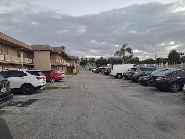 Foto del edificio - 301 NW 177th St