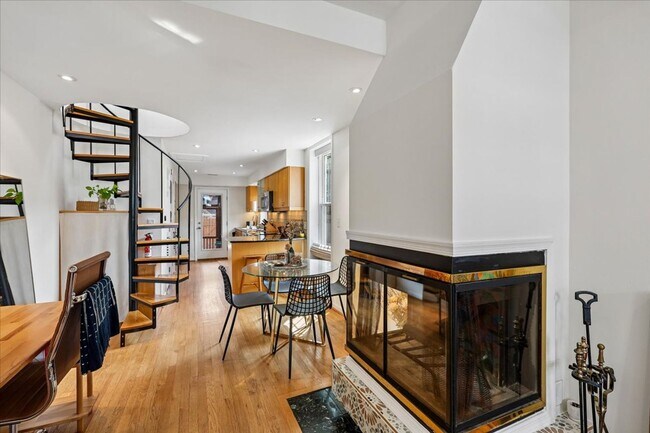 Building Photo - Charming 2 BR 1, 5 BA in the heart of the city near transportation