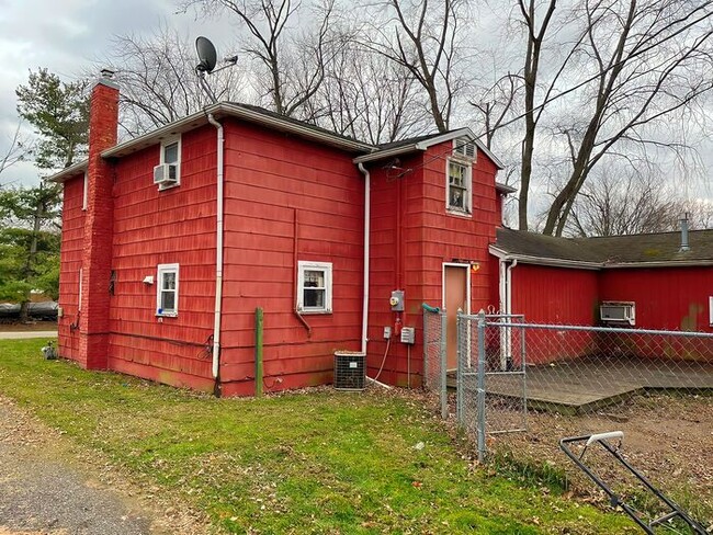 Building Photo - 404 N West St, Le Roy, IL 61752