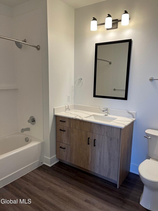 Foto del edificio - 578 Columbia Turnpike