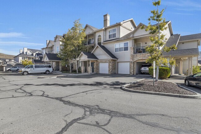 Building Photo - Canyon Creek Condo with Garage - FIRST MON...