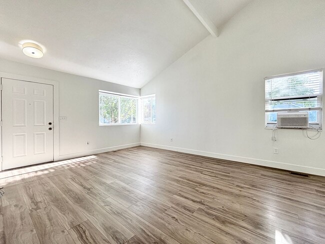Foto del edificio - Bright & Cozy with New Siding and Paint!
