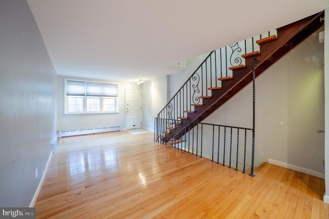 Building Photo - 1105 Latona St