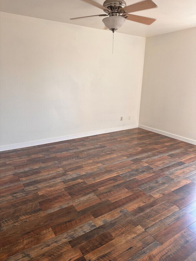 Building Photo - Great 3 bedroom 2 bath home in Hilmar