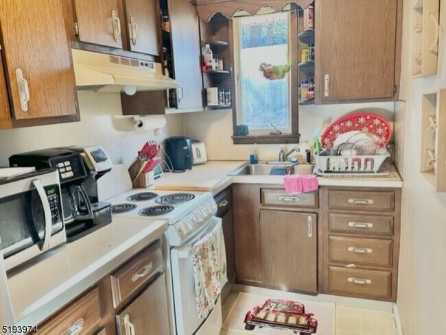 Building Photo - 5 Valley Dr