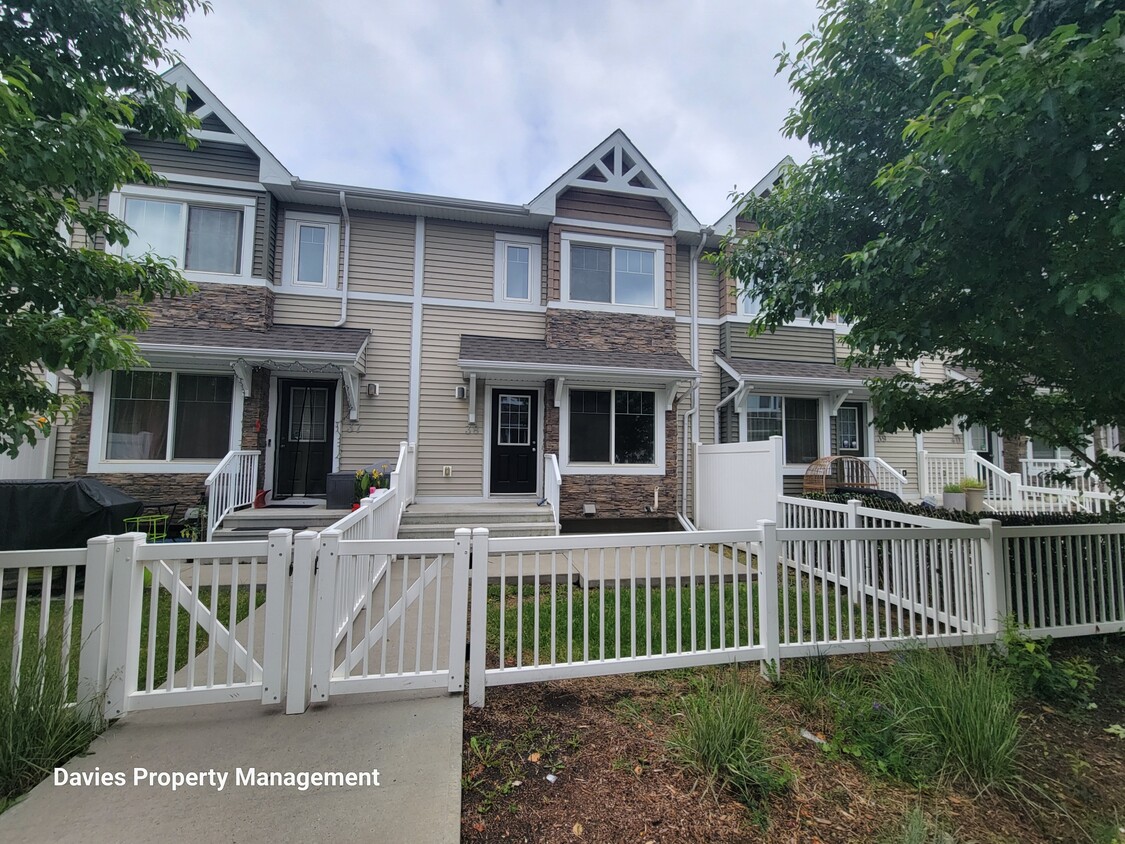 Photo principale - 415 Clareview Rd NW