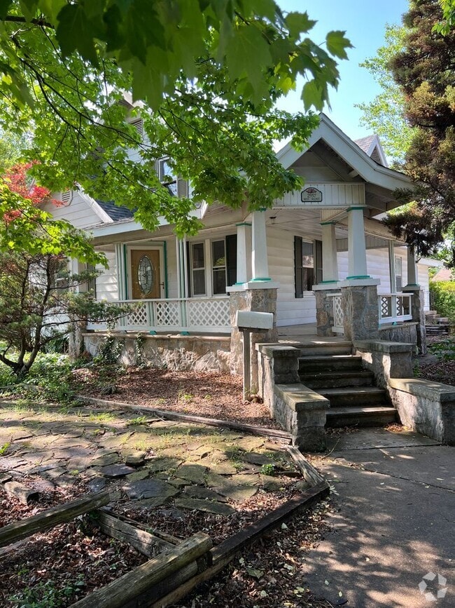 Building Photo - 2557 W Walnut St