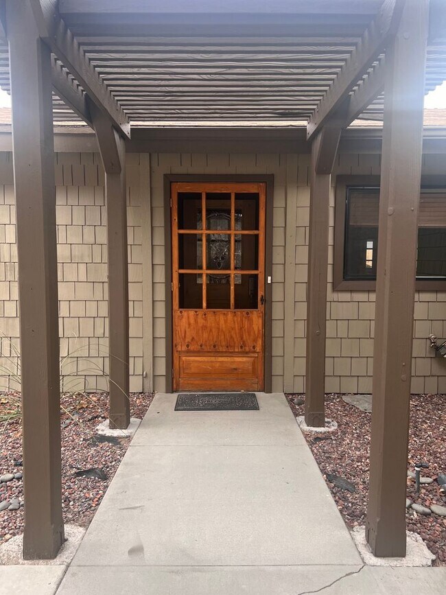 Building Photo - Great Three Bedroom Two Bath with Den, Garage and Spa!