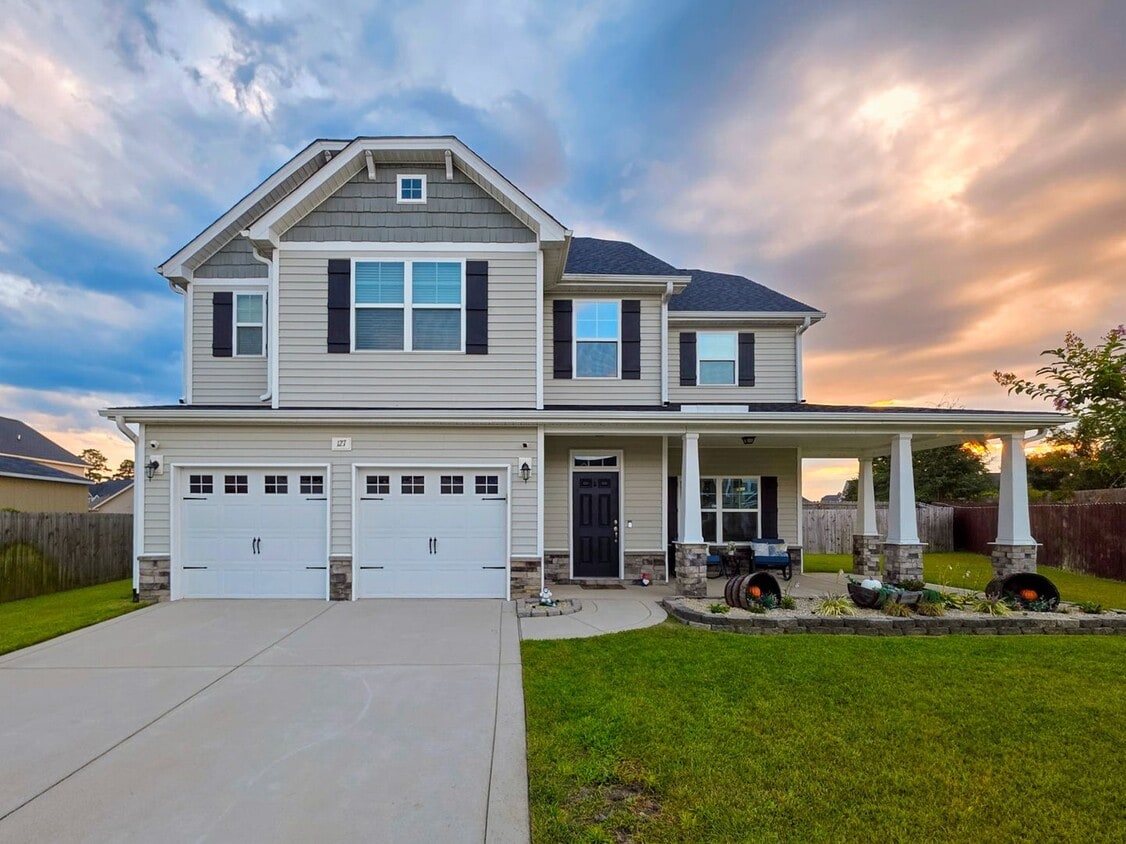 Foto principal - Gorgeous 4 Bed 2.5 Bath Home with Fenced Backyard