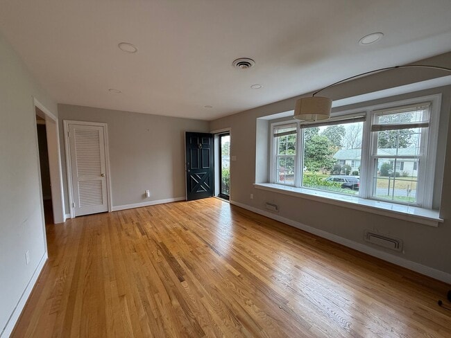 Building Photo - Three Bedroom Two Bath Home in Ridgeview/Parham & Ridge Area. Available in December!