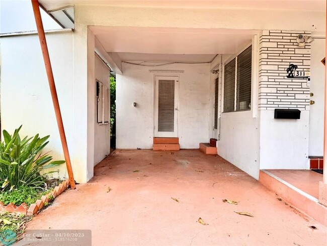 Foto del edificio - 311 NE 48th Ct