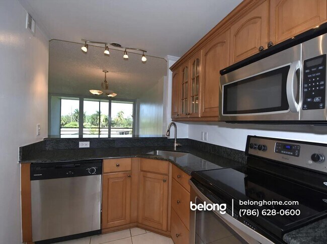 Building Photo - 121 Royal Pk Dr