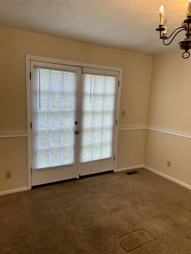 Foto del edificio - COMING SOON! Cozy 3BR 2.5BA Home w/ 2-Car Garage in Lithonia